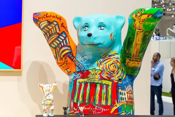 Bemalte Berliner Buddy Bären mit U-Bahn-Netz und den Sehenswürdigkeiten der Hauptstadt, wie Brandenburger Tor, Siegessäule und Reichstag