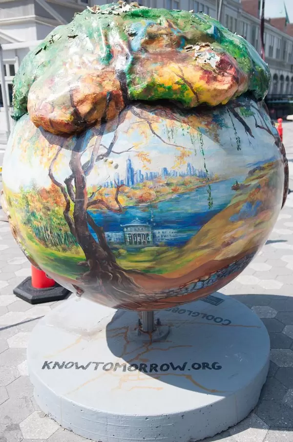 Bemalte Kugel von Know Tomorrow in New York City, USA