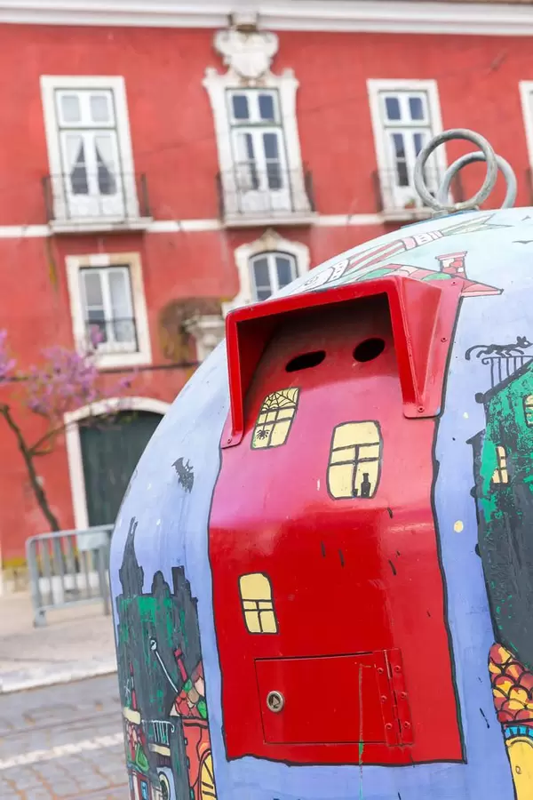 Bemalter Altglascontainer in Lissabon