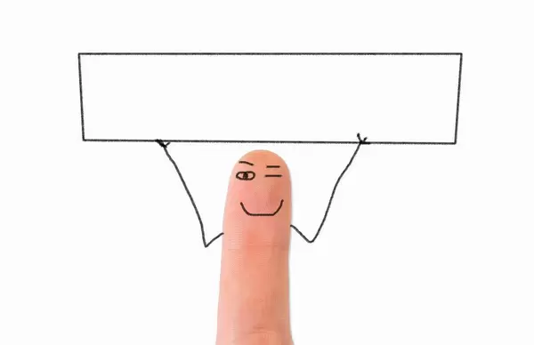 Bemalter Finger mit zwinkerndem Gesicht und Armen, hält ein leeren Schild vor hellem Hintergrund