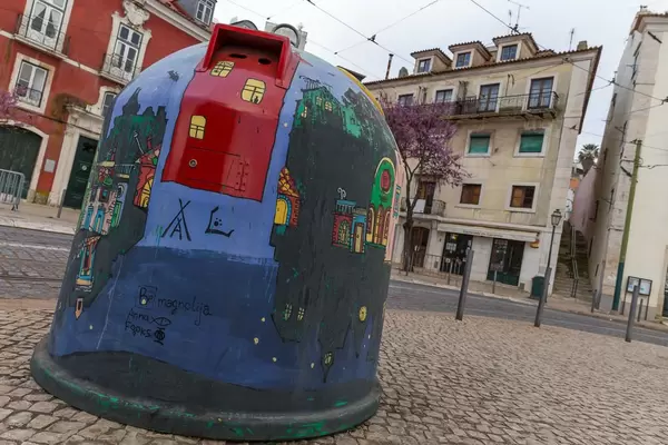 Bemalter Glascontainer in Lissabon, Portugal