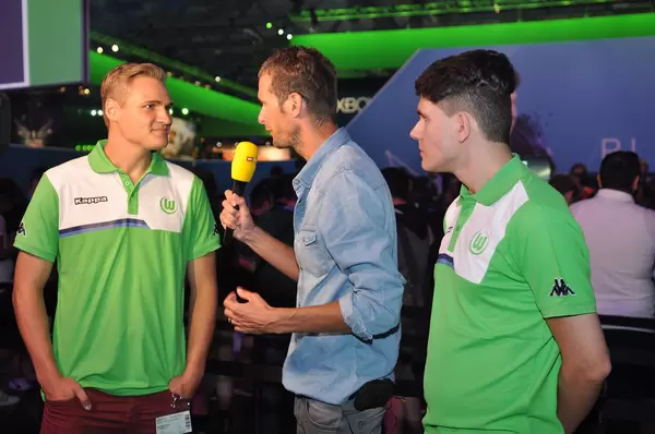 Benedikt ‚Salz0r' Saltzer und Daniel 'Dani' Fink vom VFL Wolfsburg