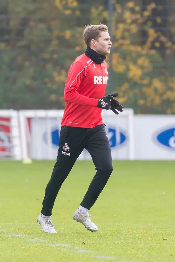 Benno Schmitz im Laufschritt und langen Trainingsklamotten