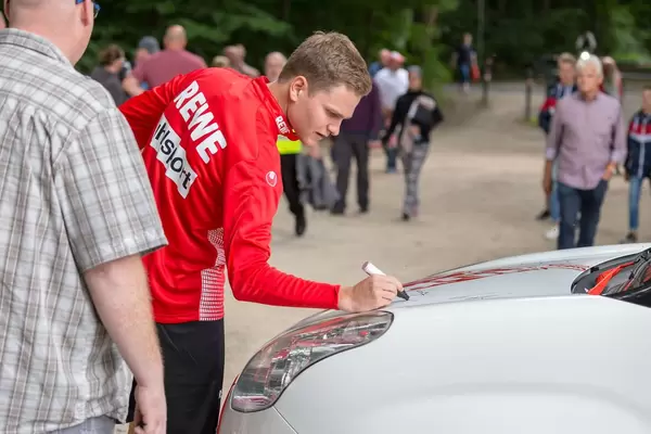 Benno Schmitz signiert ein Auto