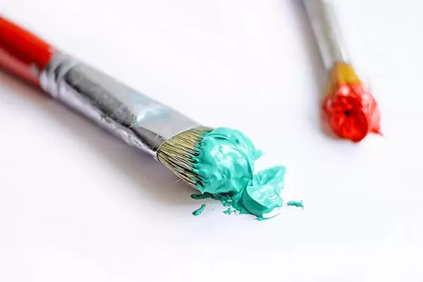 Benutzte Zeichenutensilien für kreative Arbeit, auf weißer Leinwand