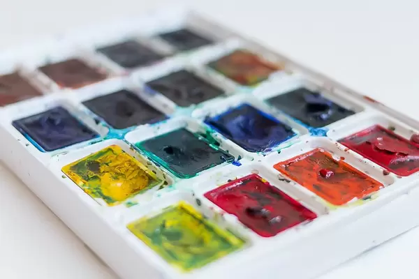 Benutzter Malkasten mit Aquarellfarben