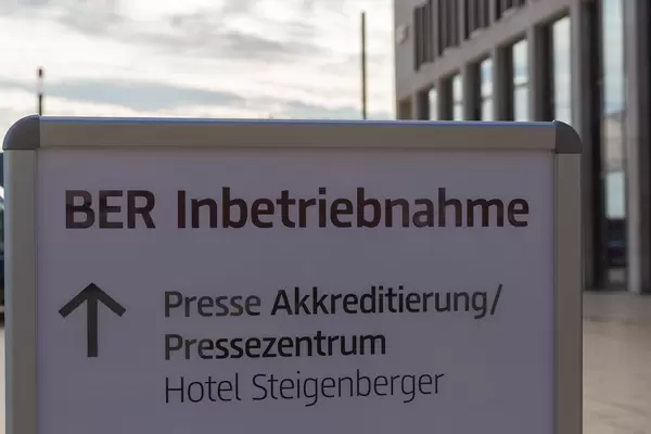 BER Inbetriebnahme: Schild für Presse Akkreditierung und Pressezentrum