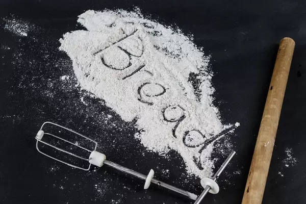 Bereit fürs Backen: Mehl und Backutensilien