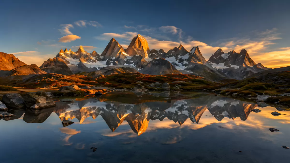 Bergpanorama mit Spiegelung im Bergsee bei Sonnenuntergang