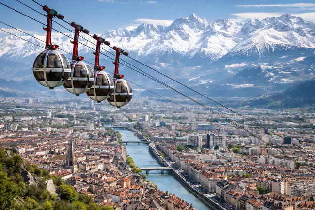 Bergstadt-Panorama mit Seilbahn