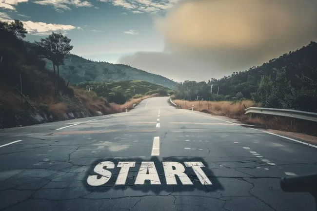 Bergstraße mit Startaufschrift und Dunstschleier