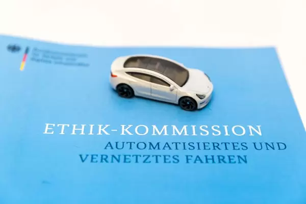Bericht der Ethik-Kommission: Verkehrsministerium über ethische Regeln beim automatisierten und vernetzten Fahren