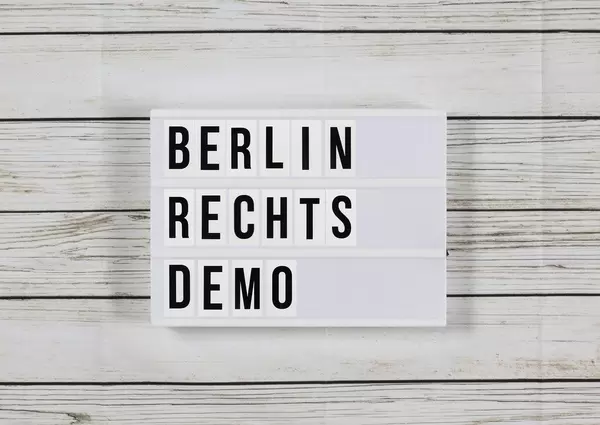 Berlin: 100 Rechte treffen auf Tausende Gegendemonstranten