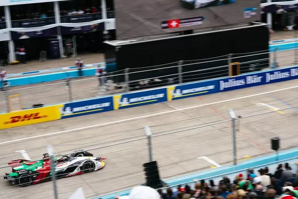 Berlin 2019 E-Prix- Ansicht von oben auf das Auto von Lucas di Grassi