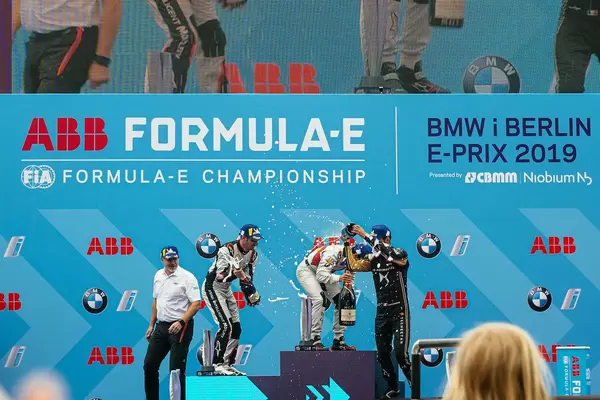 Berlin 2019 E-Prix- Gewinner, überschütten sich mit Champagner während der Siegerehrung