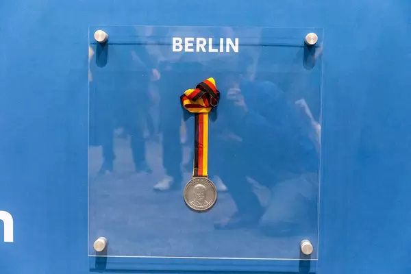 Berlin Marathon 2019 Medaille, in Erinnerung an Sportpionier Lutz Derkow