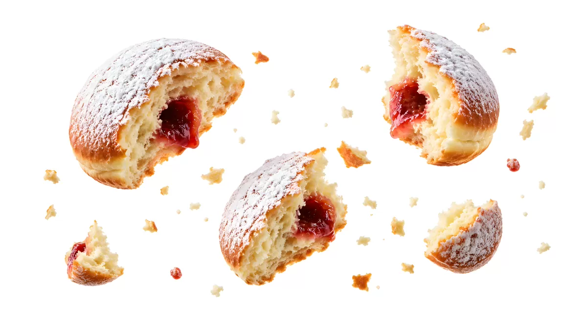 Berliner Gebäck mit Erdbeermarmelade aufgeschnitten