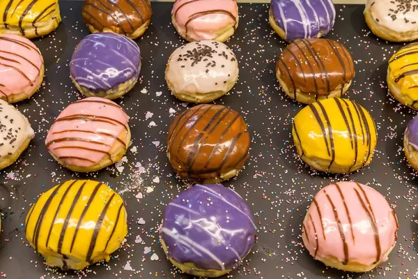 Berliner mit Glasur, Zuckerguss und bunten Streuseln