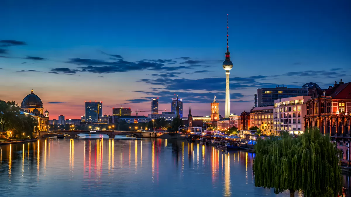 Berliner Skyline bei Nacht mit Fernsehturm und Spree