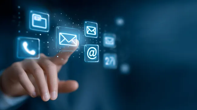 Berührung digitaler Kommunikationssymbole auf Bildschirm