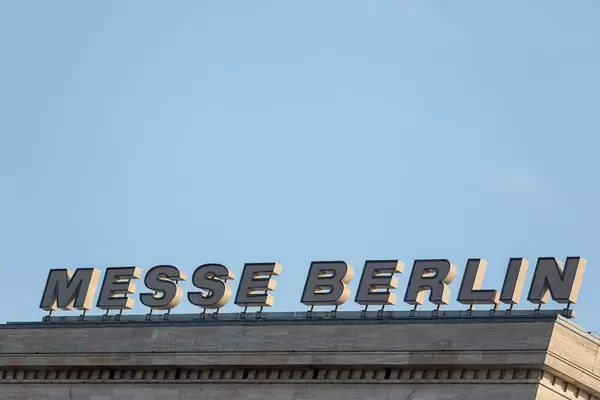 Beschriftung auf dem Messgebäude von Messe Berlin