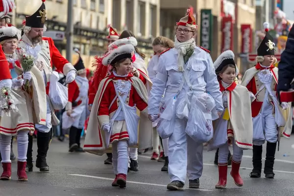 Besonders junge Mitglieder der Roten Funken beim Rosenmontagszug - Kölner Karneval 2018