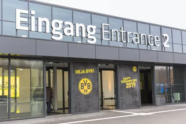 Besucher am Eingang der Westfalenhallen zur Jahreshauptversammlung des BVB 09 in Dortmund