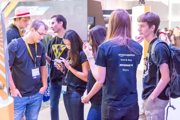 Besucher am Messestand von Amazon - Gamescom 2017, Köln