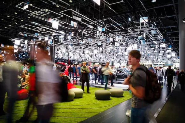 Besucher am Messestand von Audi bei der IAA 2017 in Frankfurt am Main