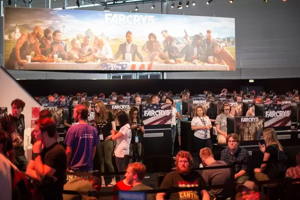 Besucher auf der Games-Bühne von Far Cry 5