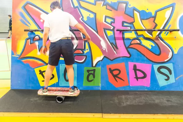 Besucher auf einem Daffy Board - Gamescom 2017, Köln