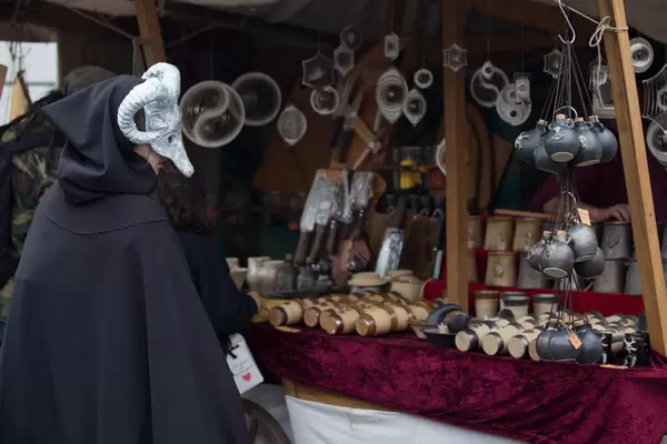 Besucher auf Mittelalter-Markt