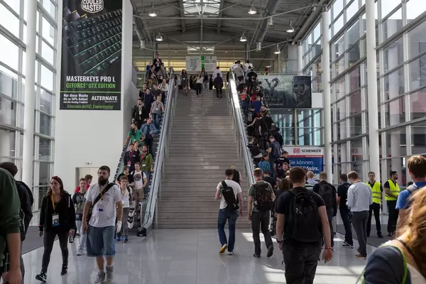 Besucher auf Rolltreppen bei der Gamescom 2017