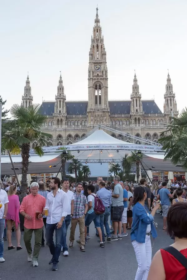 Besucher beim 28. Film Festival auf dem Wiener Rathausplatz