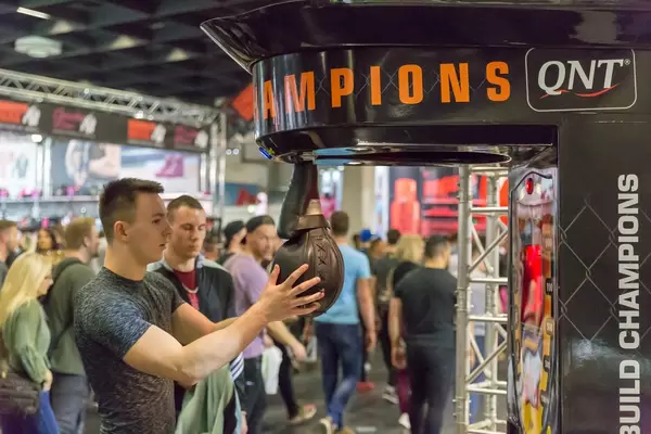 Besucher beim Boxer-Kraftautomaten - FIBO Köln 2018