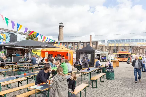Besucher beim Food-Festival in Köln-Ehrenfeld