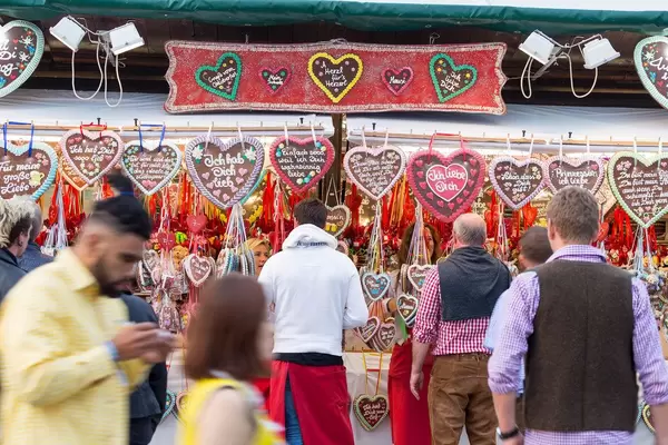 Besucher beim Kauf von Lebkuchenherzen - Oktoberfest 2017