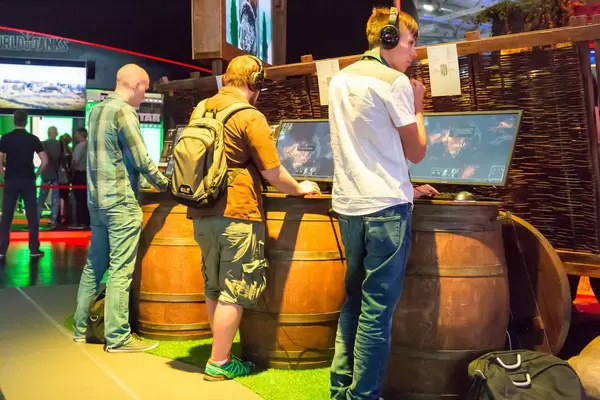Besucher beim Zocken - Gamescom 2017, Köln