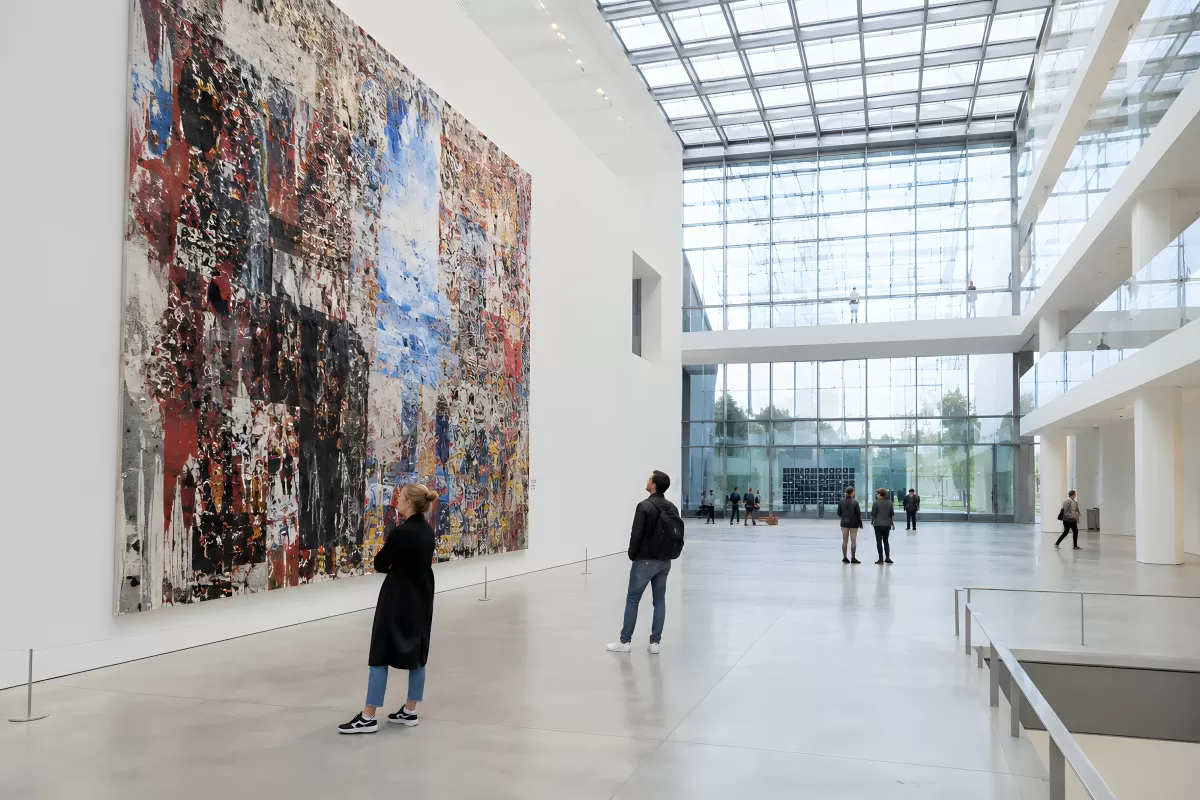 Besucher betrachten großes abstraktes Gemälde im Museum