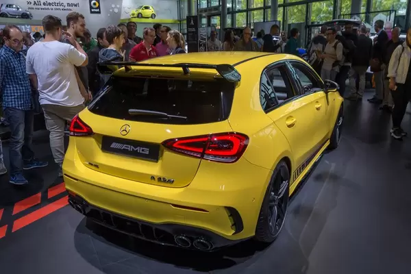 Besucher der Autoaustellung IAA am Mercedes AMG A 45s 4MATIC+