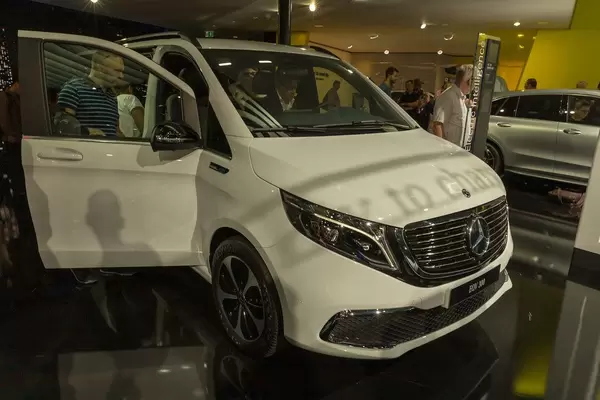Besucher der Autoaustellung testen die emissionsfreie Großraumlimousine EQV 300, Elektrofahrzeug von Mercedes