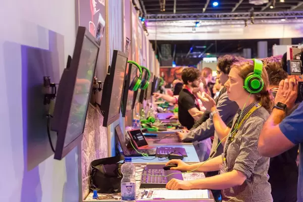 Besucher der Gamescom 2018 beim Zocken