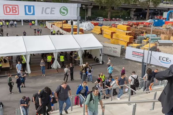 Besucher der Gamescom 2018 passieren die Eingangskontrolle