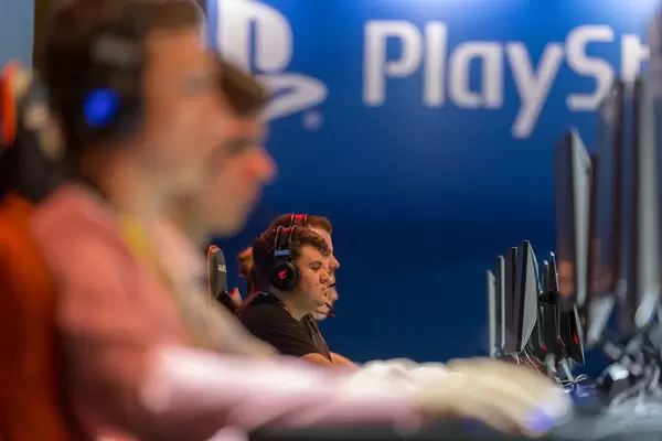 Besucher der Gamescom testen Videospiele auf der Playstation 4