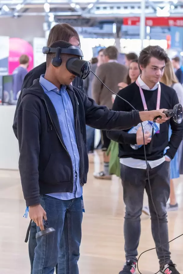 Besucher des Bits & Pretzels Festival in München testen VR-Brille
