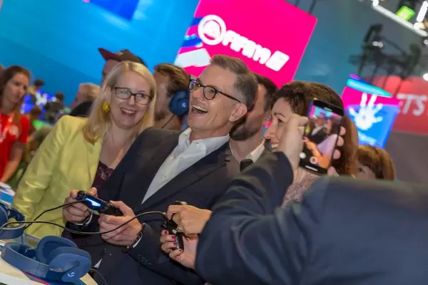 Besucher filmt Dorothee Bär beim Zocken auf der Playstation 4