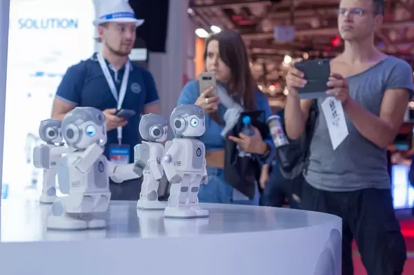 Besucher fotografieren die Roboter Qrobot Alpha von Lynx