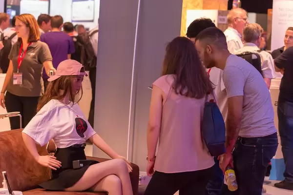 Besucher fotografieren einen Sex-Roboter mit weiblichem Aussehen