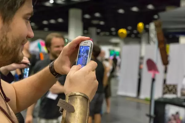 Besucher fotografiert Cosplayer