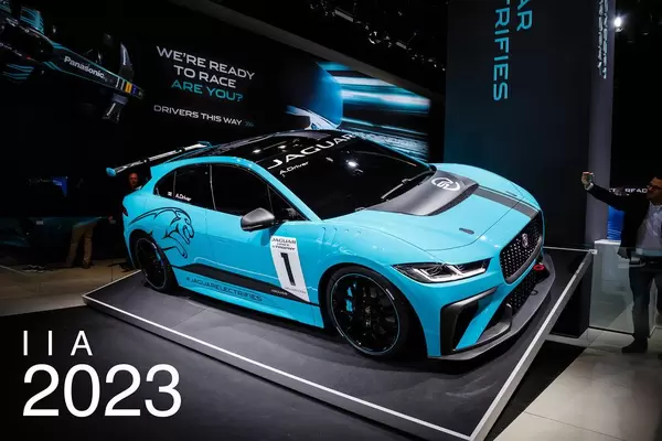 Besucher fotografiert das Konzept Electrifies von Jaguar ab tbd